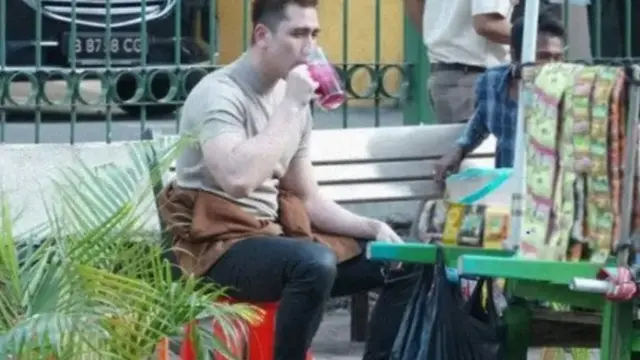 Tak Gengsi, 7 Artis Ini Jajan dan Beli Minuman di Pinggir Jalan