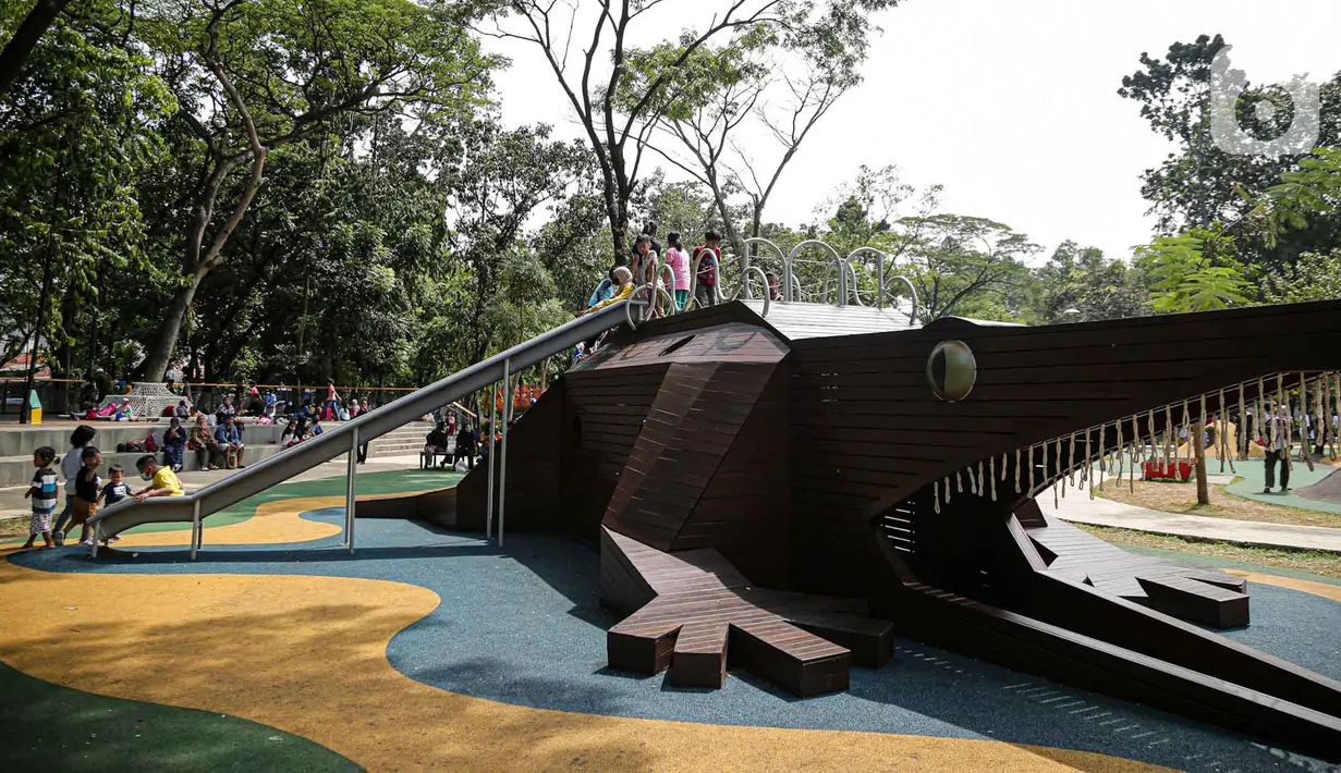 <p>Pengunjung bermain di area playground Tebet Eco Park, Jakarta, Selasa (10/5/2022). Warga memanfaatkan libur dengan bermain dan berolahraga di taman terbuka setelah pemerintah memperpanjang masa liburan sekolah hingga tanggal 11 Mei 2022. (Liputan6.com/Faizal Fanani)</p>