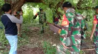 Aparat TNI membawa korban perang tanding akibat koflik lahan yang melibatkan dua suku di Adonara, Flores Timur. (Liputan6.com/ Ola Keda)