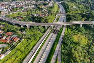 Foto udara memperlihatkan ruas Jalan Tol Bogor-Ciawi-Sukabumi (Bocimi) di Cibadak, Kabupaten Sukabumi, Jawa Barat, Jumat (31/10/2025). Jalur ini membuka akses lebih cepat menuju kawasan yang dikenal memiliki potensi besar di sektor pariwisata dan ekonomi kreatif. (merdeka.com/Arie Basuki)
