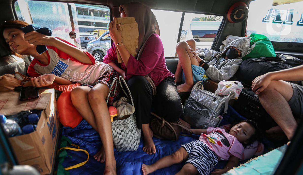 Situasi pemudik yang tidur di dalam kendaraan mereka. (Liputan6.com/Angga Yuniar)