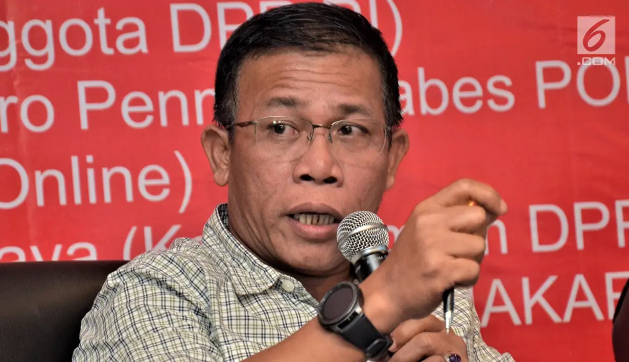 Anggota DPR-RI Masinton Pasaribu saat memberikan paparan pada diskusi publik Ancaman Hoax dan Ujaran Kebencian Bagi Persatuan dan Kesatuan Bangsa di Jakarta, Kamis (29/3). (Liputan6.com/Pool/Indra)