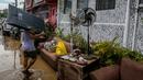 Seorang warga menyelamatkan harta benda usai hujan deras yang dibawa Topan Goni memicu terjadinya banjir di Provinsi Batangas, Filipina, 2 November 2020. Hingga 2 November 2020, jumlah korban jiwa akibat Topan Goni yang melanda bagian selatan Luzon bertambah menjadi 16 orang. (Xinhua/Rouelle Umali)