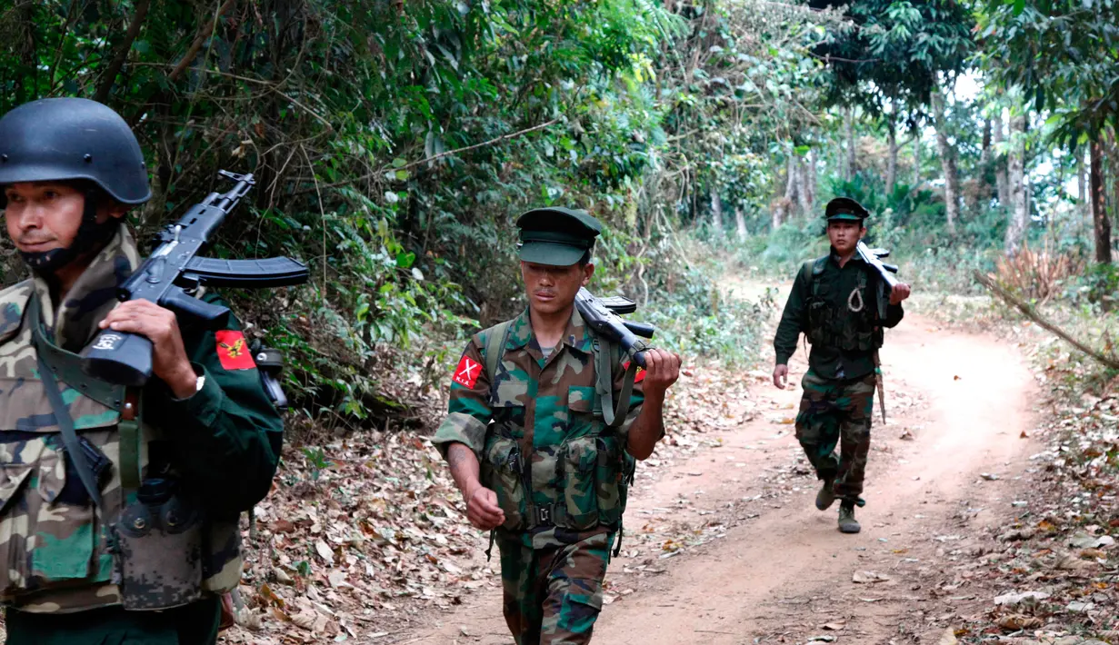 Tentara Kemerdekaan Kachin berjalan di hutan Mu Du, negara bagian Kachin, Myanmar, 17 Maret 2018. Etnis Kachin telah berjuang untuk mendapat otonomi lebih besar di negara mayoritas Buddha sejak tahun 1961. (AP Photo/Esther Htusan)