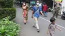 Warga saat akan dibawa ke wisma atlet di Jalan As-Syafiiyah, Cipayung, Jakarta, Jumat (21/5/2021). 20 warga diantaranya 17 orang bergejala ringan dibawa ke Wisma Atlet, 3 orang bergejala sedang dibawa ke RSUD Ciracas dan 12 orang OTG isolasi mandiri. (Liputan6.com/Herman Zakharia)