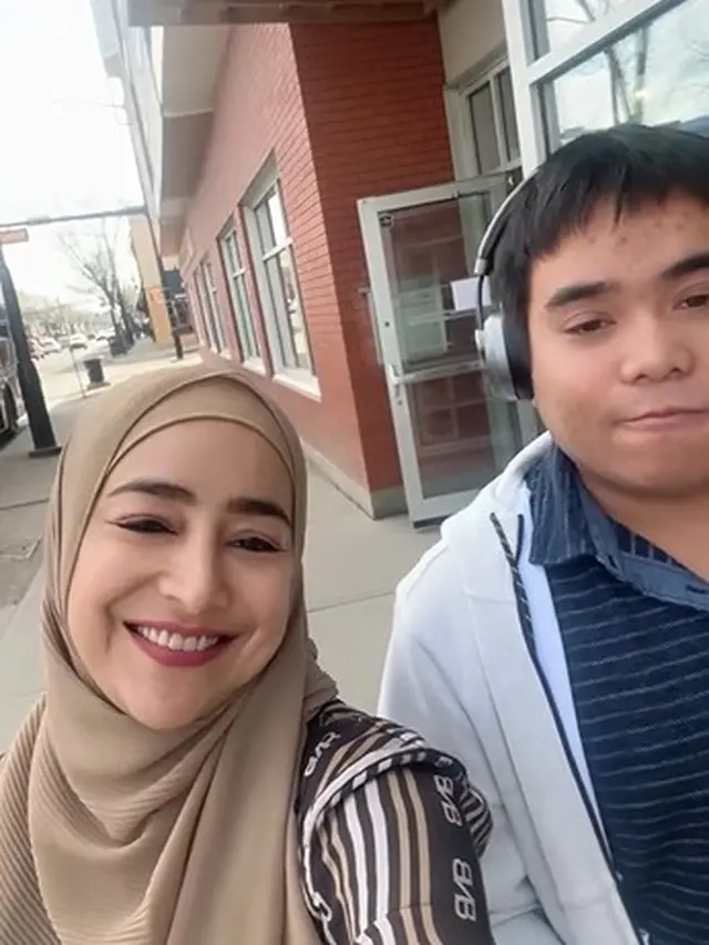 7 Foto-foto Suasana Kelas Seni di Centre of Arts Kanada Tempat Belajar Omar Anak Cindy Fatikasari, Penuh Kehangatan