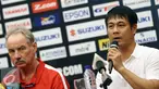 Pelatih Timnas Vietnam, Nguyen Huu Thang (kanan) memberi keterangan jelang laga semifinal leg pertama Piala AFF 2016 melawan Indonesia di Bogor, Jumat (2/12). Laga kedua tim akan digelar Stadion Pakansari, Sabtu (3/12). (Liputan6.com/Helmi Fithriansyah)