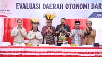 Wakil Menteri Dalam Negeri (Wamendagri) Ribka Haluk dalam kegiatan Evaluasi Daerah Otonomi Baru (DOB) empat Provinsi di Papua yang berlangsung di Gereja Wesaroma Pikhe, Kabupaten Jayawijaya, Papua Pegunungan, Jumat (16/5/2025).