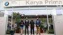 Director of Communications BMW Group Indonesia Jodie O’tania, President Director Ramesh Divyanathan, Ketua MPR RI Bambang Soesatyo dan President Director Karya Prima Ultima - BMW Ultima Peter Anugrah pada pembukaan BMW Ultima, di Tangerang Selatan, Rabu (16/03/2022). (Liputan6.com/Fery Pradolo) 