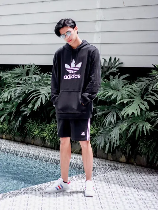 Bergaya sporty serba hitam lengkap dengan sepatu kets putih, penampilan pria berusia 22 tahun ini bikin terpesona. (Liputan6.com/IG/@rey_mbayang)