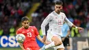 Pemain Swiss Ricardo Rodriguez (kiri) berebut bola dengan pemain Spanyol Ferran Torres pada pertandingan sepak bola UEFA Nations League di Stadion Stade de Geneve, Jenewa, Swiss, 9 Juni 2022. Spanyol menang 1-0. (Laurent Gillieron/Keystone via AP)