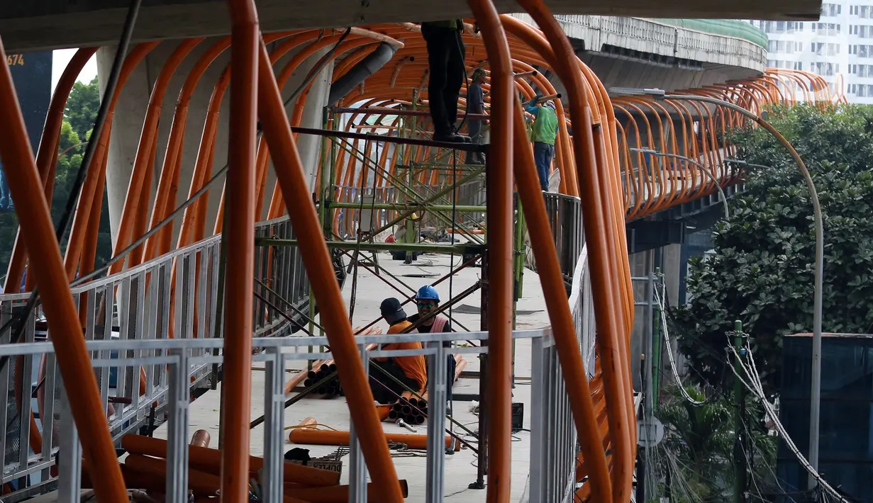 Pekerja menyelesaikan pembangunan jembatan penyeberangan orang (skywalk) di kawasan Kebayoran Lama, Jakarta, Rabu (2/11/2022). Pengerjaan skywalk sepanjang 500 meter dengan desain cahaya artistik dan dilengkapi fasilitas lift nantinya mengintegrasikan Stasiun Kebayoran dengan Halte Transjakarta Koridor 8 dan Koridor 13. (Liputan6.com/Herman Zakharia)