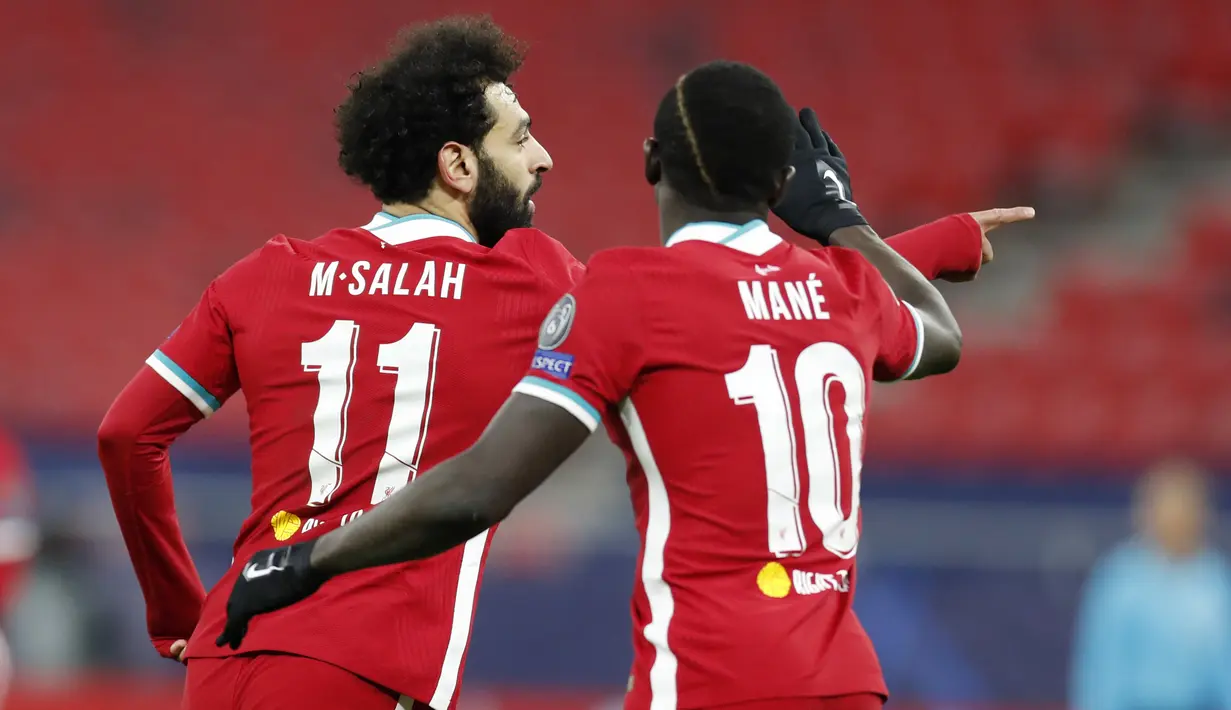 Penyerang Liverpool, Mohamed Salah, melakukan selebrasi usai mencetak gol ke gawang RB Leipzig pada laga Liga Champions di Puskas Arena, Kamis (11/3/2021). Liverpool menang dengan skor 2-0. (AP/Laszlo Balogh)
