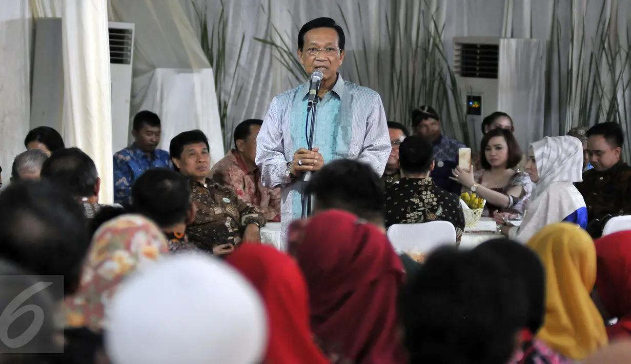 Sri Sultan Hamengkubuwono X mengajak warga Yogya yang ada di Jakarta untuk turut andil membangun Kota Yogyakarta saat Halal Bihalal di rumah dinas Wakil Ketua DPD GKR Hemas, Jakarta, Minggu (24/7). (Liputan6.com/Johan Tallo)