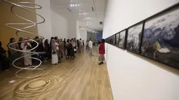 Pameran ini memberi kesempatan bagi pengunjung untuk berinteraksi dengan sejumlah karya penting yang menelusuri perkembangan eksplorasi sang seniman, termasuk karya-karya yang dihadirkan secara eksklusifnya. Tampak dalam foto, pengunjung menikmati koleksi seni modern dan kontemporer karya Olafur Eliasson di Museum of Modern and Contemporary Art in Nusantara (MACAN), Jakarta, Minggu 12 April 2026. (Kapanlagi.com/Budy Santoso)