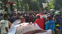 Tukang becak se-Kota Kediri melakukan demo menolak transportasi online. (Liputan6.com/Dian Kurniawan)