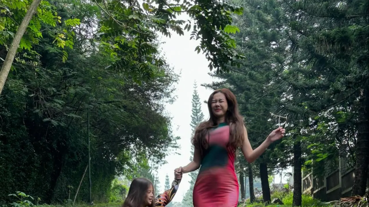 Potret Aura Kasih yang kenakan sandal jepit saat bersama Arabella  (Sumber: Instagram/@aurakasih)