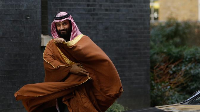 Putra Mahkota Arab Saudi, Pangeran Mohammed bin Salman mengunjungi Perdana Menteri Inggris Theresa May di 10 Downing Street, London, Rabu (7/3). Kunjungan ini dirancang untuk meningkatkan hubungan keamanan dan perdagangan kedua negara. (AP/Alastair Grant)