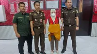 ARM, mantan Kepala Unit Pegadaian Syariah di Kabupaten Pinrang Sulsel tampak mengenakan rompi tahanan Kejaru Pinrang (Liputan6.com/ Eka Hakim)