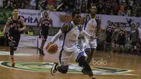 Pebasket Satria Muda, Tyreek Jewell, berusaha penetrasi saat melawan Pelita Jaya pada final IBL 2017 gim ketiga di GOR Britama Arena, Jakarta, Minggu (7/5/2017). Satria Muda kalah 62-72 atas Pelita Jaya. (Bola.com/Vitalis Yogi Trisna)