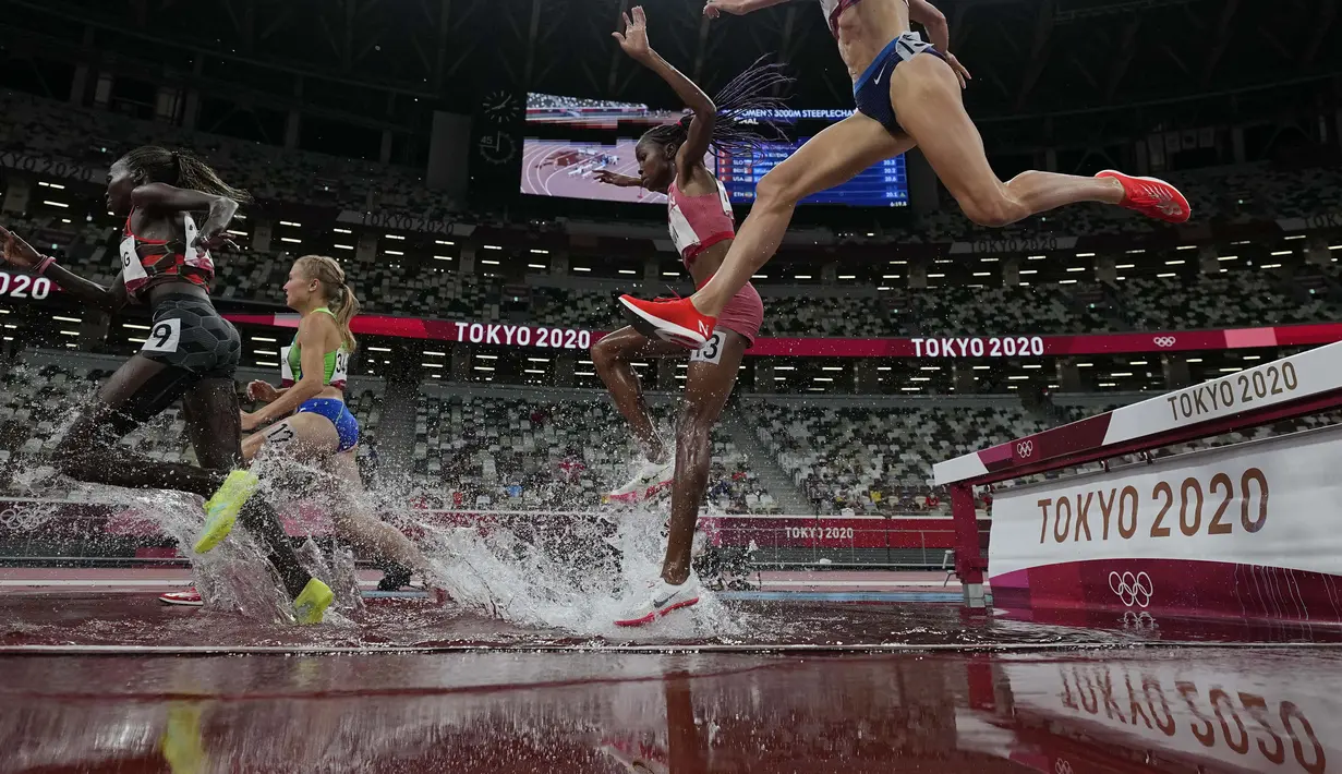 Para pelari berlaga di final lari halang rintang 3.000 meter putri pada Olimpiade Tokyo 2020, Rabu (4/8/2021). (Foto: AP/David J. Phillip)