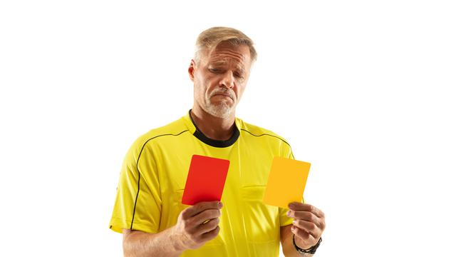 Ilustrasi Wasit Berikan Kartu Kuning atau Merah