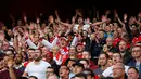 Fans Arsenal meberikan dukungan kepada timnya saat Laga lanjutan Liga Premier Inggris di Emirates Stadium. Minggu (04/10/2015). Arsenal menang 3-0. (Action Images via Reuters / Carl Recine)