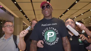 Mantan pebasket NBA, Dennis Rodman memberi keterangan kepada awak media setibanya di bandara Changi, Singapura, Senin (11/6). Kedatangan Rodman guna menghadiri konferensi tingkat tinggi (KTT) antara Amerika Serikat dan Korea Utara. (AFP/ADEK BERRY)