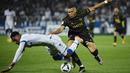 Pemain Paris Saint-Germain (PSG), Kylian Mbappe, berebut bola dengan pemain AJ Auxerre, Rayan Raveloson, pada laga Liga Prancis, di Stade de I’Abbe Deschamps, Senin (22/5/2023). PSG menang dengan skor tipis 2-1. (AFP/Julien De Rosa)
