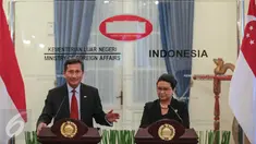 Menteri Luar Negeri Singapura Vivian Balakrishnan (kiri) bersama Menteri Luar Negeri Indonesia Retno LP Marsudi saat memberikan keterangan usai pertemuan di Gedung Pancasila, Jakarta, (12/1). (Liputan6.com/Faizal Fanani)
