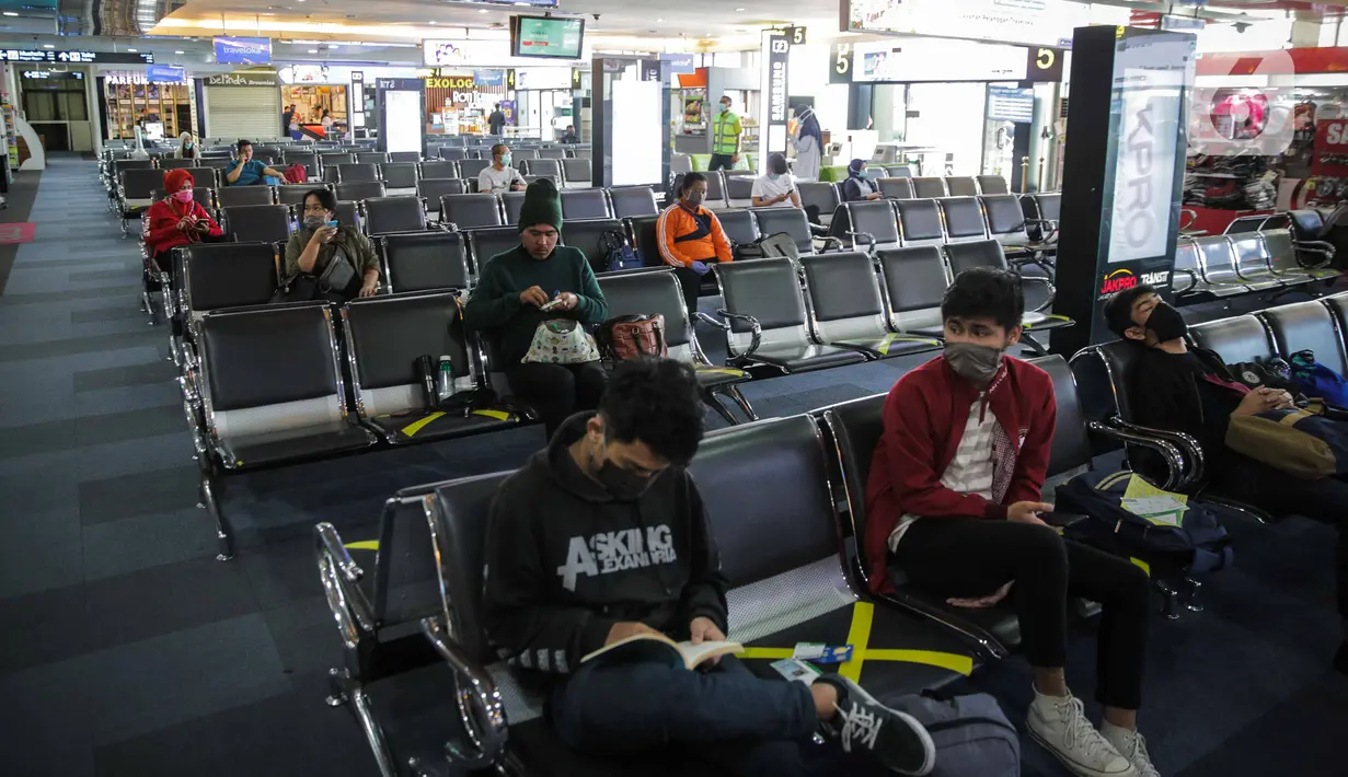 Calon penumpang menunggu keberangkatan di Bandara Halim Perdanakusuma, Jakarta, Rabu (1/4/2020). Akibat wabah virus corona COVID-19, PT Angkasa Pura II mencatat adanya penurunan penumpang di atas 30 persen dalam 14 hari terakhir di Halim Perdanakusuma dan Soekarno-Hatta. (Liputan6.com/Faizal Fanani)