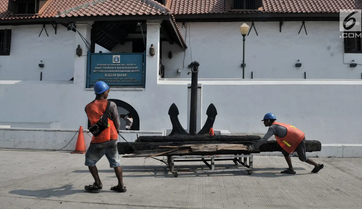 Pekerja menyelesaikan proyek Konservasi Museum Bahari di Penjaringan, Jakarta, Kamis (25/7/2019). Pemprov DKI melakukan konservasi Museum Bahari dengan anggaran Rp43 miliar ditargetkan selesai pada Desember 2019. (merdeka.com/Iqbal S Nugroho)