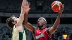 Pemain Timnas Basket Indonesia, Lester Prosper (kanan) berebut bola dengan pemain Timnas Basket Australia, Kye Savage saat laga Kualifikasi Piala Asia FIBA 2025 di Indonesia Arena, Senayan, Jakarta, Minggu (25/02/2024). (Bola.com/Bagaskara Lazuardi)