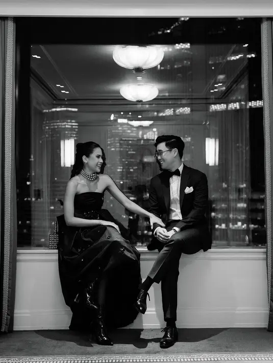 Di depan kaca besar dengan pemandangan gedung tinggi, keduanya melempar tawa bahagia. [Foto: Instagram/maudyayunda]