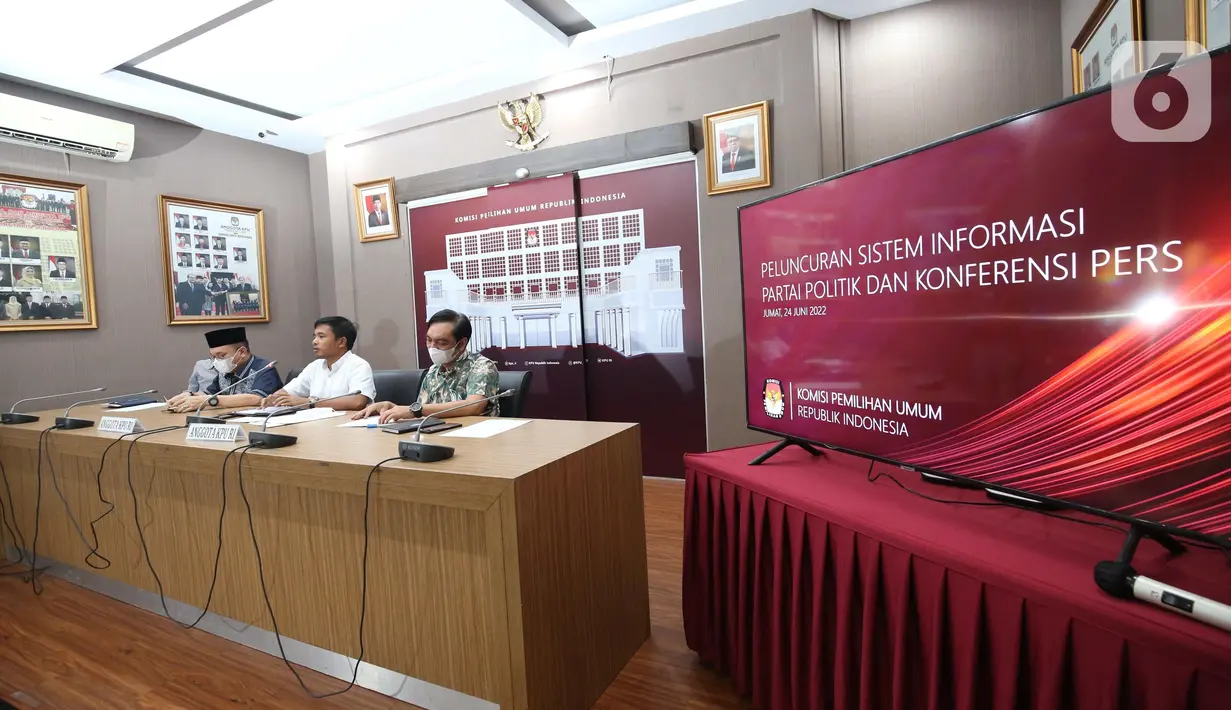 Anggota Komisi Pemilihan Umum (KPU) Idham Holik (kemeja putih) memberikan keterangan Sistem Informasi Partai Politik (Sipol) Pemilu 2024 di Jakarta, Jumat (24/6/2022). KPU meluncurkan Sipol Pemilu 2024 dan telah membuka aksesnya untuk memperlancar proses pendaftaran dan verifikasi partai politik. (Liputan6.com/Angga Yuniar)