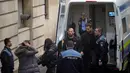 Andrew Tate (tengah) dan saudaranya Tristan (kedua kanan) dibawa oleh polisi ke Pengadilan Banding di Bukares, Rumania, Selasa (10/1/2023). Mantan kickboxer ini yang memiliki 4,4 juta pengikut di Twitter ini ditahan pada 29 Desember di Bucharest bersama Tristan dan dua wanita Rumania. (AP Photo/Vadim Ghirda)