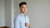 8 Gaya Rambut Pria agar Terlihat Muda, Tren Hairstyle 2025 Bikin Ganteng
