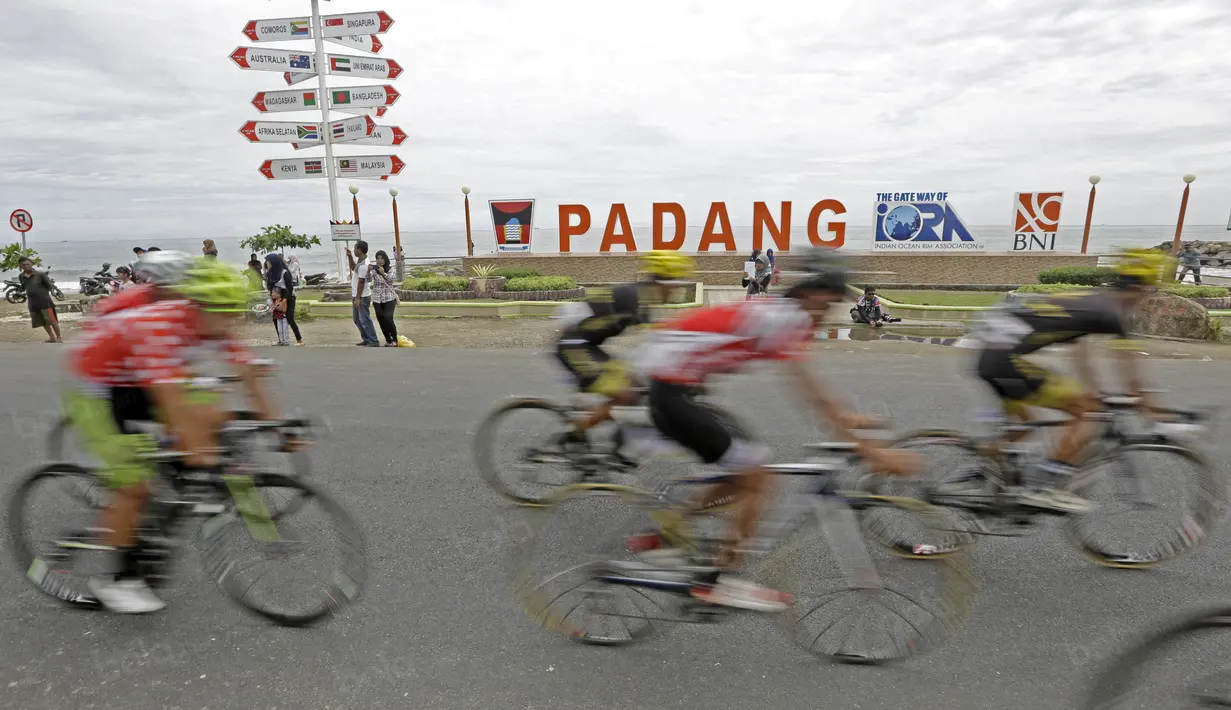 Kota Padang menjadi tujuan akhir dari etape ke-8 Tour de Singkarak 2016 di Kota Padang, Sumatera Barat, Minggu (14/8/2016). (Bola.com/Nicklas Hanoatubun)