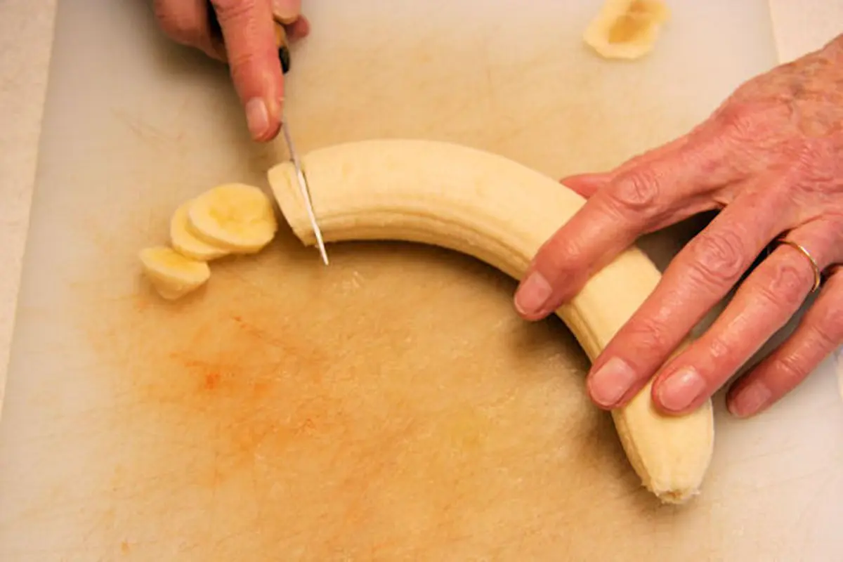 Trik Memotong Pisang yang Bisa Dijadikan Bahan Sulap ke Adikmu