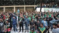 Ribuan suporter Persebaya Surabaya (Bonek) memadati Stadion Tugu, Koja, Jakarta Utara, Selasa (2/8). Mereka datang secara bergelombang sejak Senin dengan menamakan Gerakan 'Aksi Geruduk Jakarta'. (Liputan6.com/Yoppy Renato)