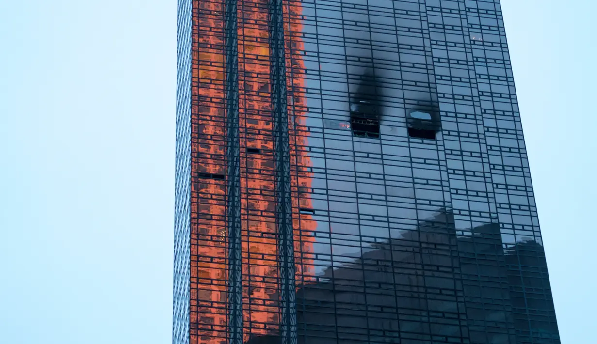 Kerusakan akibat kebakaran terlihat di Trump Tower, New York, Amerika Serikat, Sabtu (7/4). Selain menewaskan seorang penghuni, empat petugas pemadam kebakaran juga terluka dalam insiden tersebut. (AP Photo/Craig Ruttle)