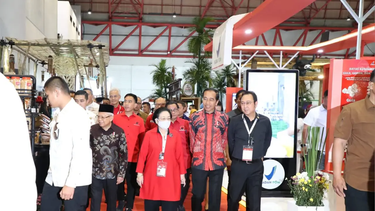 Ketua Umum PDIP Megawati Soekarnoputri bersama Presiden Jokowi dan wapres Ma’ruf Amin. Turut menemani putra Megawati yang Juga Ketua DPP PDIP Prananda Prabowo dan Wali Kota Solo Gibran Rakabuming Raka.