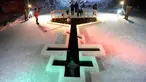 Penganut Kristen Ortodoks terjun ke kolam air es selama perayaan liburan Epiphany di Desa Tyarlevo di luar Saint Petersburg, Rusia, Kamis (18/1). (Olga MALTSEVA/AFP)