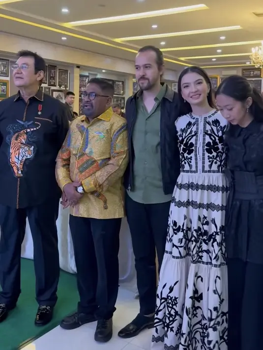 Raline tampil sederhana dengan rambut panjang yang terurai, tanpa poni. Memerlihatkan aksesori antingnya.   [@ralineshah]