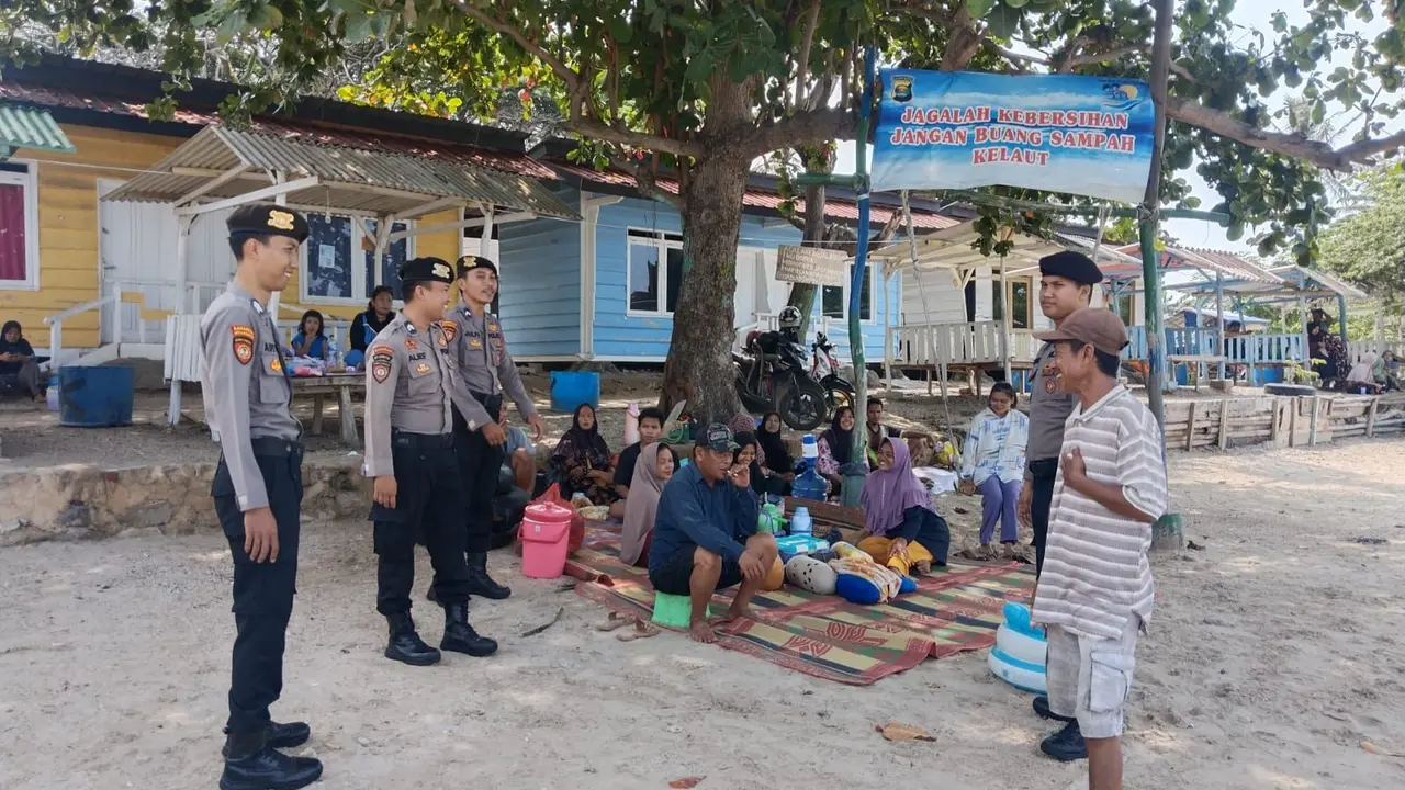 Petugas Polda Lampung menghimbau masyarakat untuk menjaga barang bawaannya saat berwisata di Pantai Pasir Putih. Foto (Humas Polda Lampung)