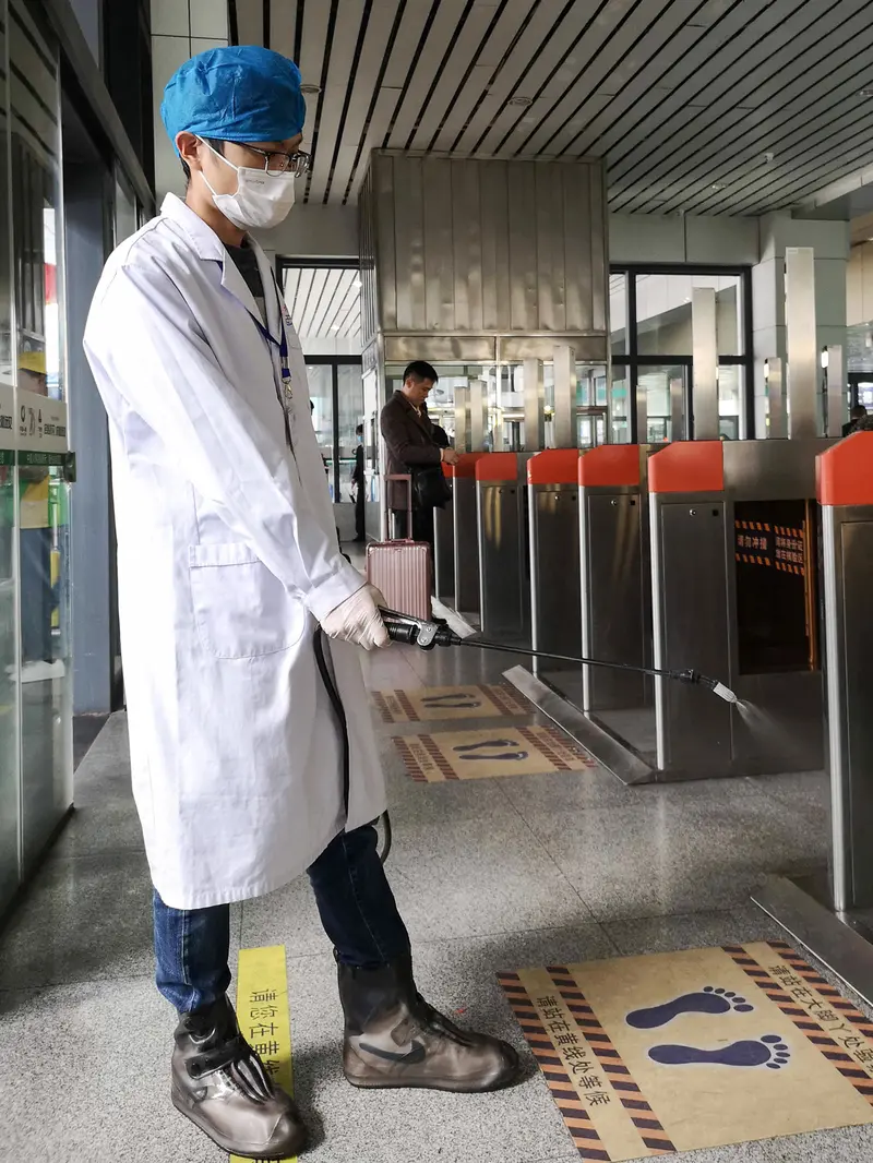 Cegah Penyebaran Virus Corona, Stasiun Kereta di China Disemprot Cairan Disinfektan