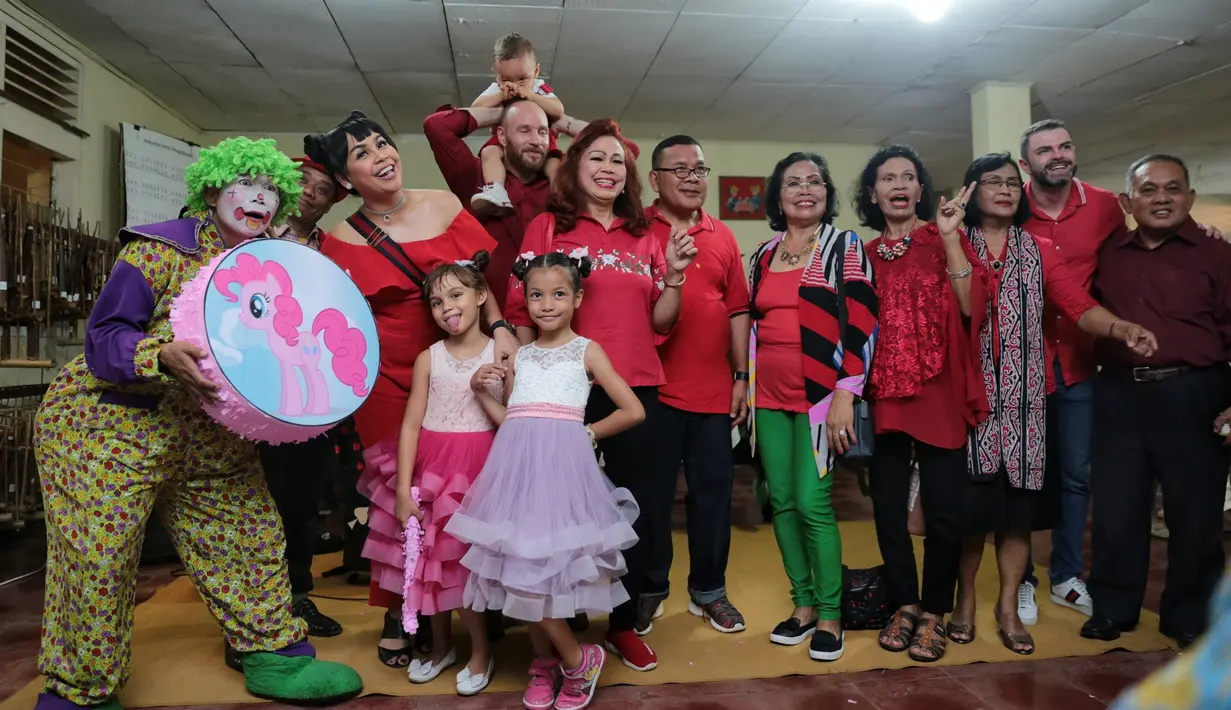 "Jadi udah niat pengen celebrate ultah Chloe gak usah mewah segala macam tapi meluangkan waktu dan ada sedikit rezeki buat adik-adik berkebutuhan khusus," lanjut Melanie. (Adrian Putra/Bintang.com)