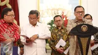 Gubernur BI Agus Martowardojo (kanan) saat mengumumkan paket kebijakan ekonomi tahap pertama di Istana Merdeka, Jakarta, Rabu (9/9/2015). Pemerintah mengeluarkan tiga paket kebijakan ekonomi (Liputan6.com/Faizal Fanani)