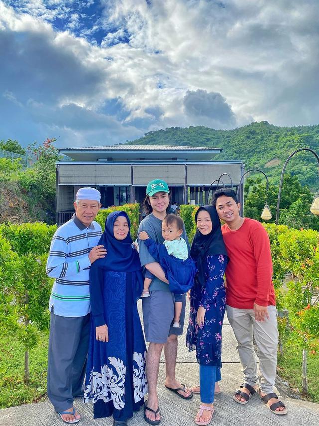 Jarang Tersorot, Ini 6 Momen Kedekatan Angga Yunanda dengan Sang Ibu