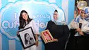 Tak hanya itu, Cut Syifa pun mendapatkan hadiah lain berupa foto yang disiapkan oleh para penggemar. (Bambang E. Ros/Bintang.com)